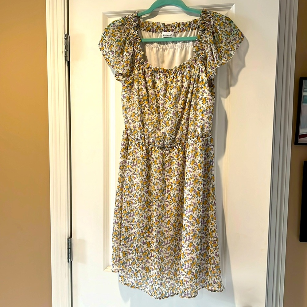 Lightweight, flowy sundress! Built-in lining. Kentucky Derby worthy!